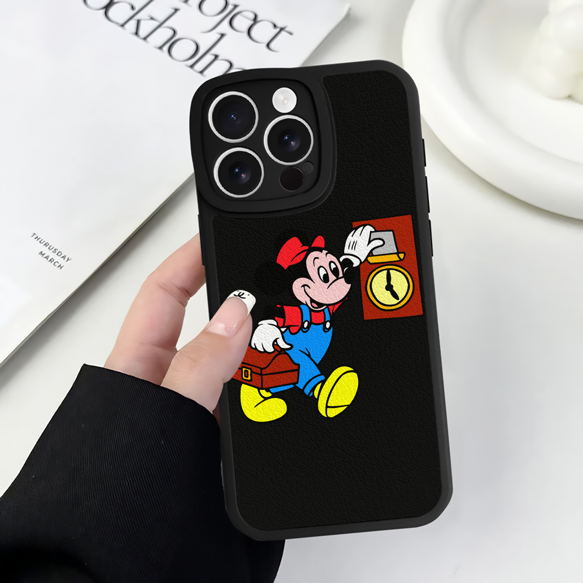 （画像用） ミッキーマウス Mickey Mouse 【iPhone 16シリーズ対応】シリコンスマホケース（レザー調） 材質：シリコン
